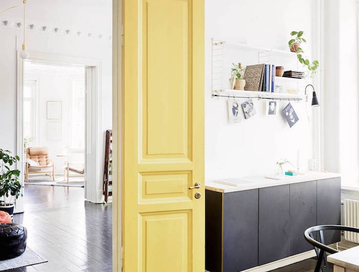 une porte peinte en)jaune claire qui donne vers ma cuisine idéee de peinture
