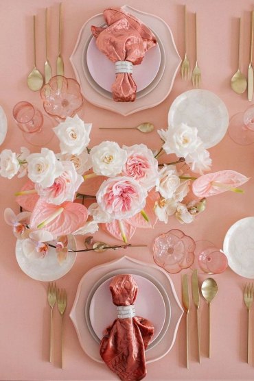 une table en tonnalité rose pour saint valentin avec des roses et des lilies