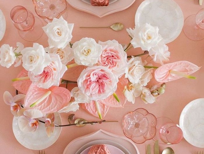 une table en tonnalité rose pour saint valentin avec des roses et des lilies