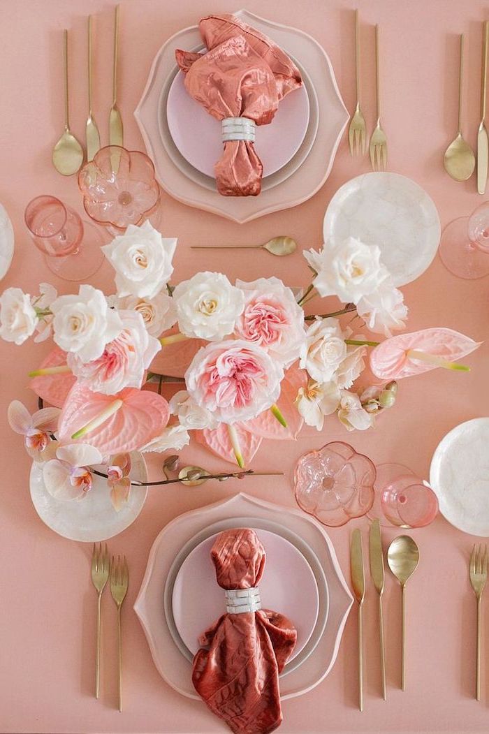 une table en tonnalité rose pour saint valentin avec des roses et des lilies