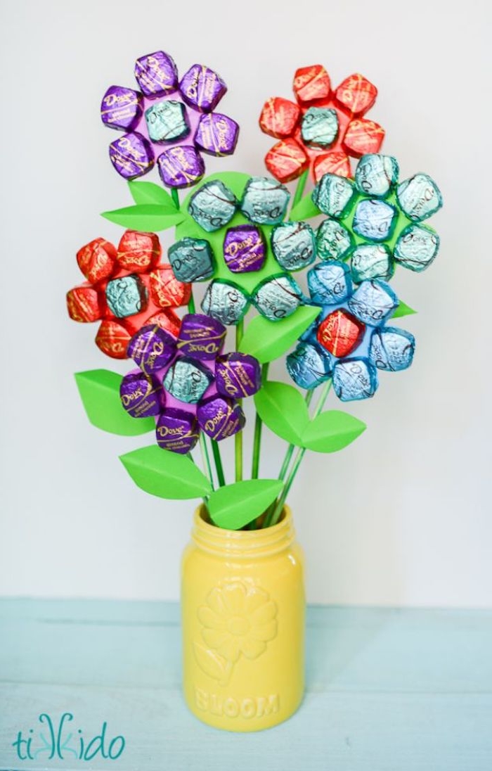 vase en por de fleur rempli de fleurs en tiges et pétales de bonbons bonne fete mamie cadeau creatif