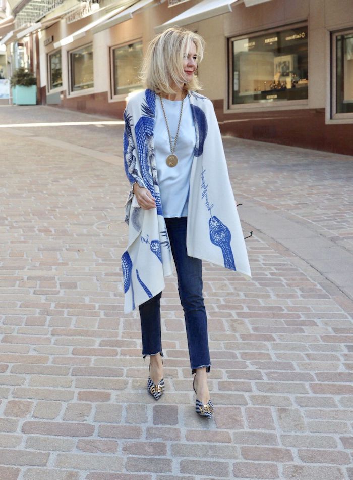 vetement femme 50 ans tendance jean chaussures bleu gris et or écharpe à motif bord de mer tee shirt blanc collier