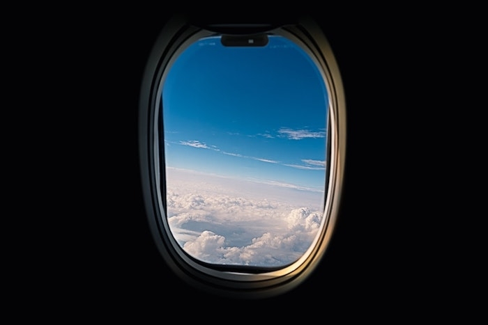 voyage en avion fenetre avec vue dans les nuages