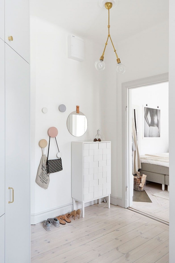 éclairage couloir moderne accents poignées or lampe aménagement entrée maison peinture blanche