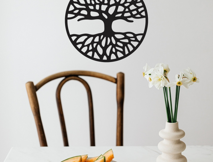 decoration murale metal arbre de vie melon tranché sur la table de suisine