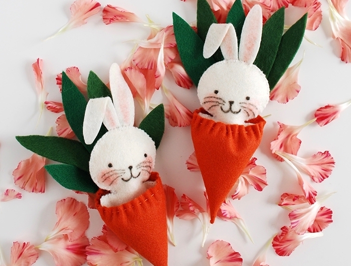 activité manuelle paques figurine petit lapin corps en feutre blanc oreilles rose carrotte orange et vert