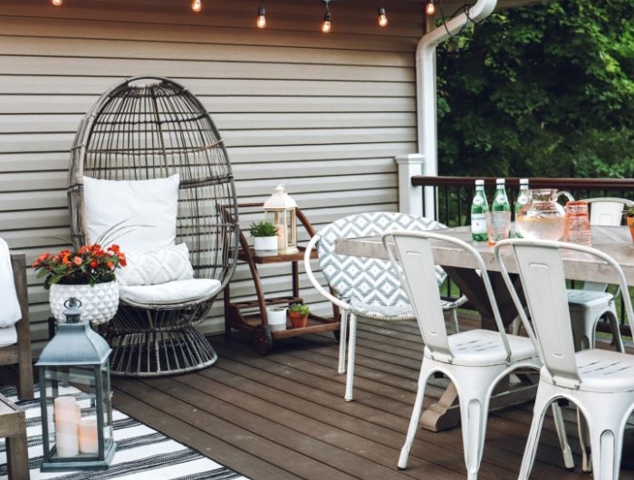 amenagement terrasse cocooning bois composire avec chaise fauteuil oeuf design tapis noir et blanc chaises et table metal