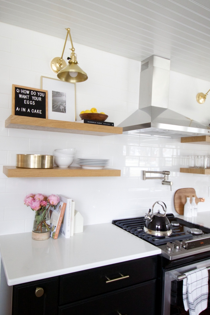aménagement petite cuisine 6m2 avec un four et lave vaisselle et des etageres en bois au mur