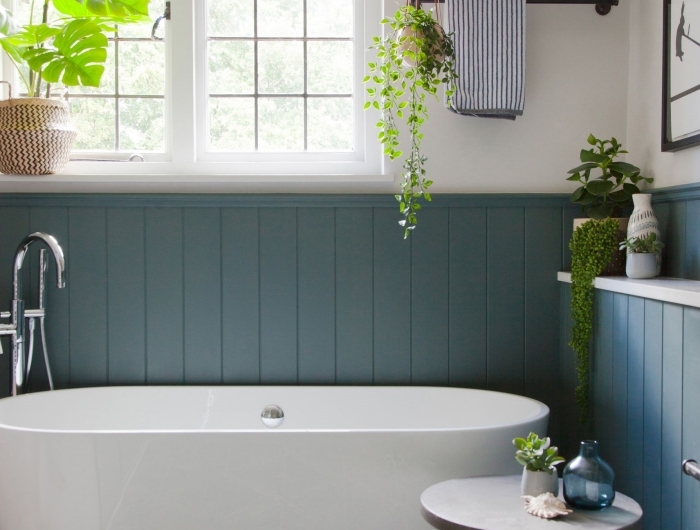 aménagement petite salle de bain avec baignoire autoportante couleur mur bleu foncé tendance