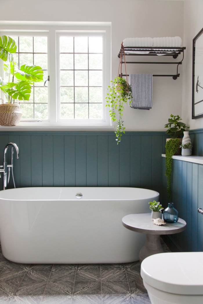 aménagement petite salle de bain avec baignoire autoportante couleur mur bleu foncé tendance