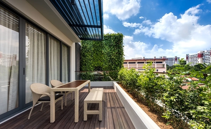 aménagement terrasse sol bois table et chaises balcon plantes vertes idée comment faire un mur végétal brise vue
