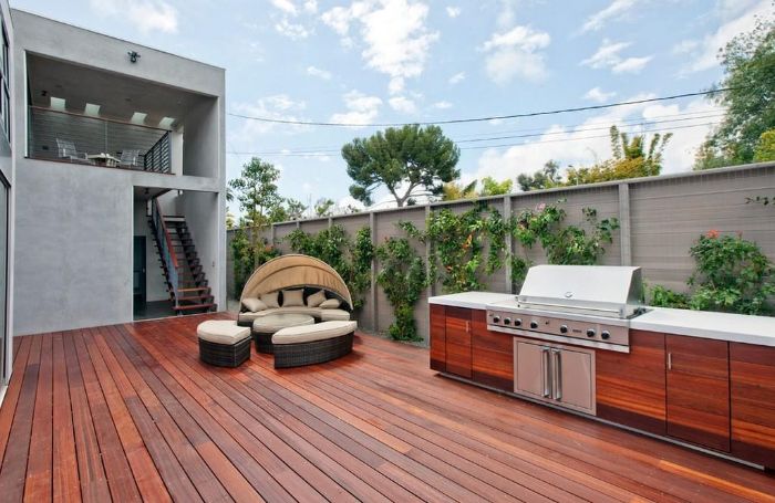 aménager sa terrasse en dehors cuisine exterieure sur terrasse de bois avec coin detente en resine mur végétal