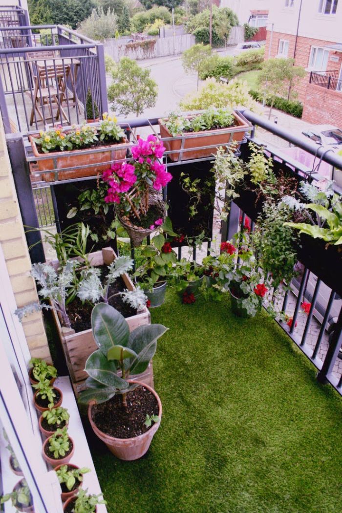 aménager un petit jardin de 10 m2 sur un balcon avec des plantes en pots et jardinières et revetement terrasse en gazon synrhétique