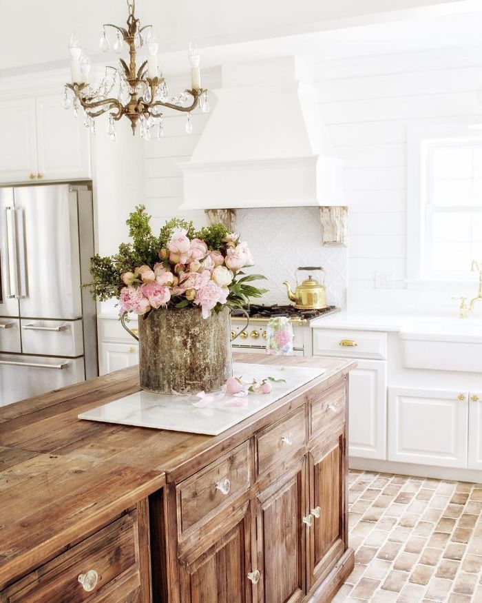 aménager une cuisine maison de campagne avec meuble bas blanc lambris blanc ilot central bois accents déco laiton