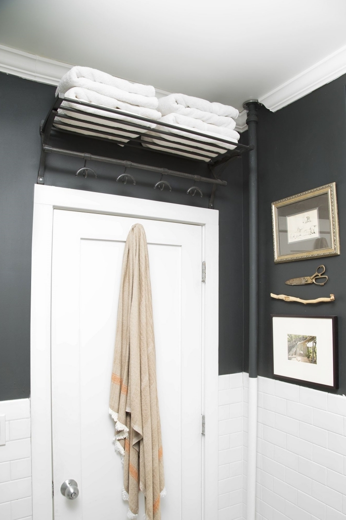 astuce rangement salle de bain au dessus porte étagère métal pour serviettes de bain peinture gris anthracite