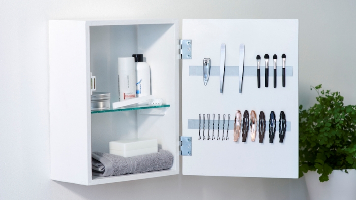 bande magnétique stockage produits soins beauté salle de bain porte armoires astuces rangement
