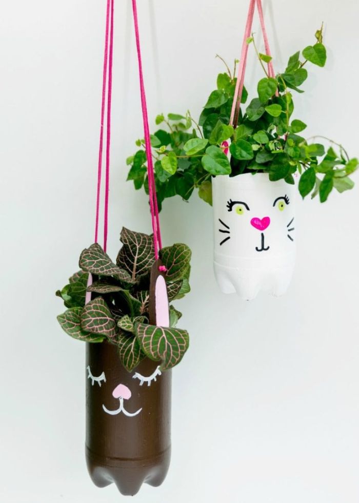 bouteilles de plastique recyclées peints à motif chat avec des fleurs suspensus à l intérieur diy paques