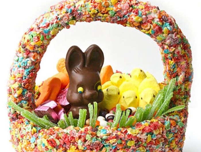 bricolage de paques facile a l aide des bonbons un panier rempli d un lapin a chocolat