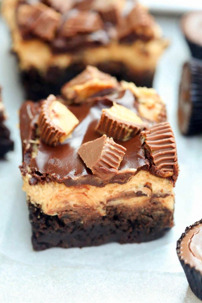 brownie beurre de cacahuète avec garni de bonbons cacahuete et chocolat petites barres de dessert
