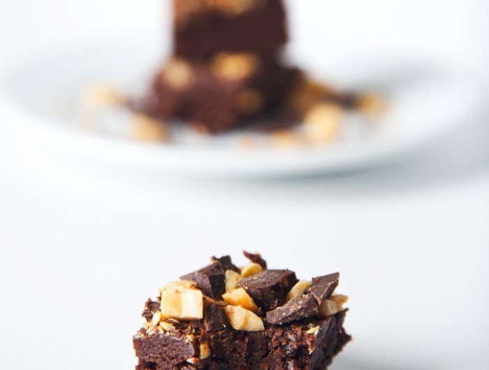 brownie beurre de cacahuète saupoudré de copeaux de chocolat et noix exemple de dessert sans gluten