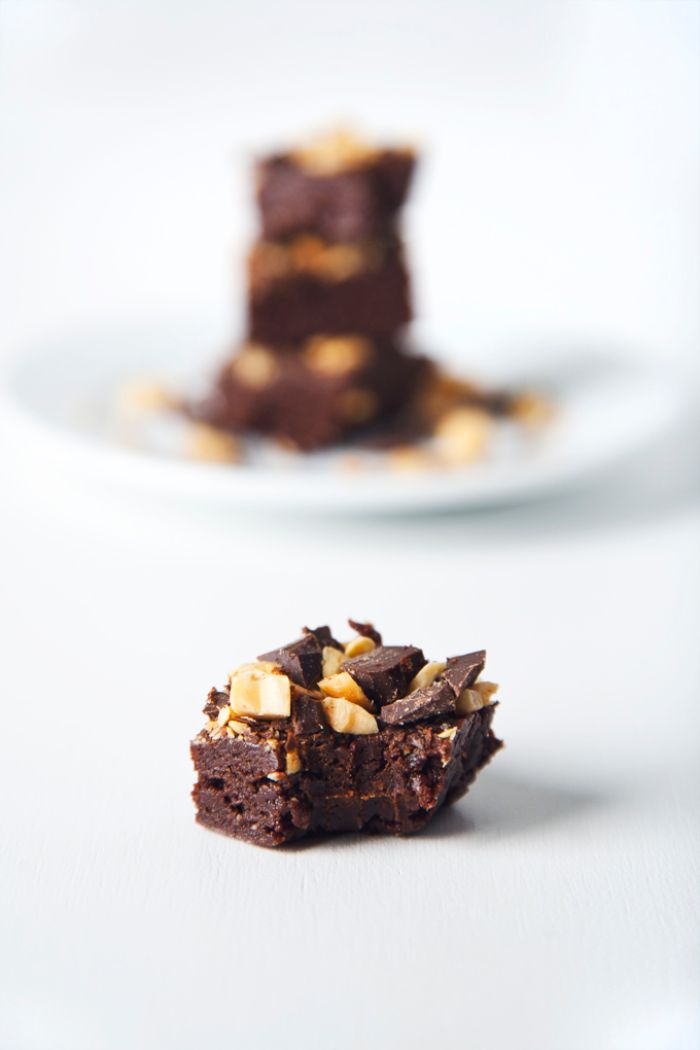 brownie beurre de cacahuète saupoudré de copeaux de chocolat et noix exemple de dessert sans gluten