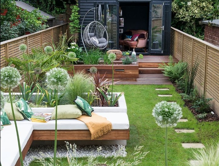 cabanon de jardin modulaire et idee amenagement jardin petit avez gazon plantes en bordure gravier et jardinieres