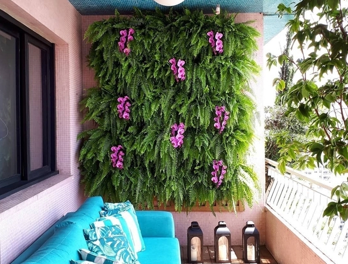 canapé turquoise lanterne ventilateur de plafond déco oasis balcon mur végétal extérieur sur grillage