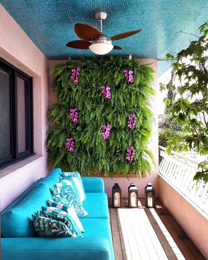 canapé turquoise lanterne ventilateur de plafond déco oasis balcon mur végétal extérieur sur grillage