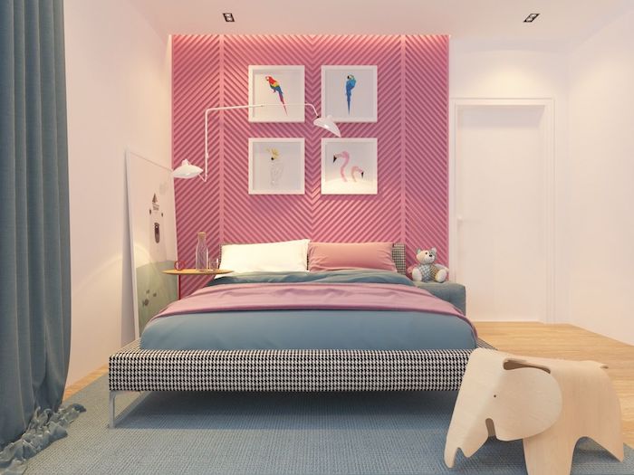 chambre a coucher avec rideaux bleu canard et un mur décoratif en teinte de rose une jouette elephant en bois devant le lit