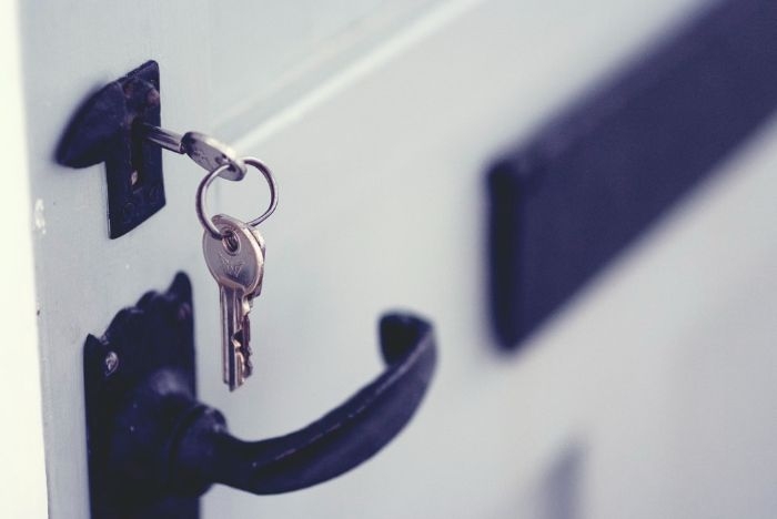 cles poses sur la porte d entre poigne noire porte blanche.jfif