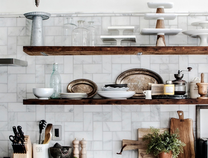 comment aménager une petite cuisine avec des etageres en bois et placards bleus style rustique