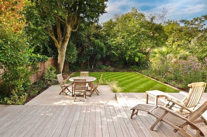 comment aménager un petit jardin de 20 m2 terrasse bois gazon chaise longues vegetation verte autour