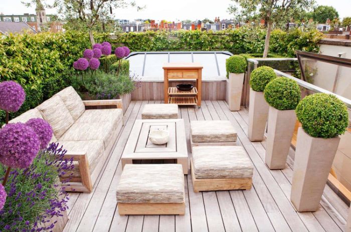 comment aménager une terrasse en bois avec bar et salon de jardin exterieur bordure de plantes en pots