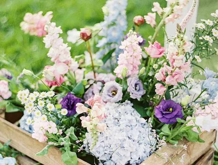 comment arranger des fleurs dans un panier en bois pour ma fete de paques