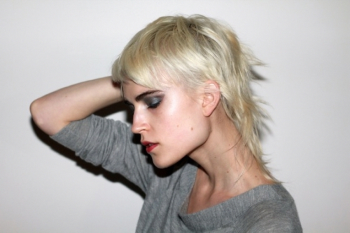 couleur blond polaire cheveux femme coupe mulet court en degradé cheveux effilées longueur