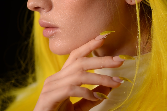 couleur de vernis tendance printemps manucure ongles longs base nude décoration acrylique jaune