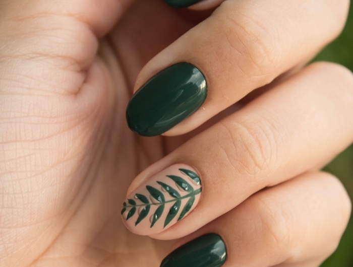couleur ongles en gel printemps vernis nuance vert foncé dessin sur un ongle motif feuille verte