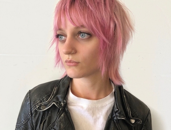 coupe mulet femme 2021 coloration rose pastel idée mulet carré cheveux effilés fins texture