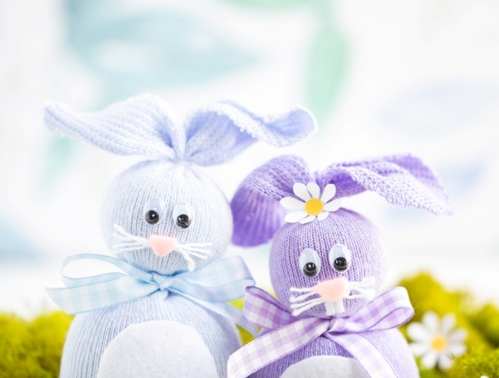 couple lapin en chaussette recyclée ruban yeux mobiles activité paques maternelle fleurs papier