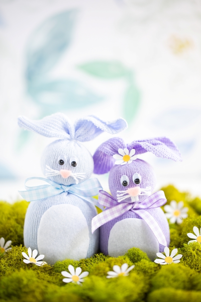 couple lapin en chaussette recyclée ruban yeux mobiles activité paques maternelle fleurs papier