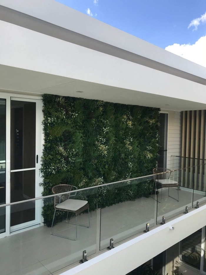 créer un mur végétal sur le balcon aménagement extérieur style moderne chaise transparente mur plantes artificielles