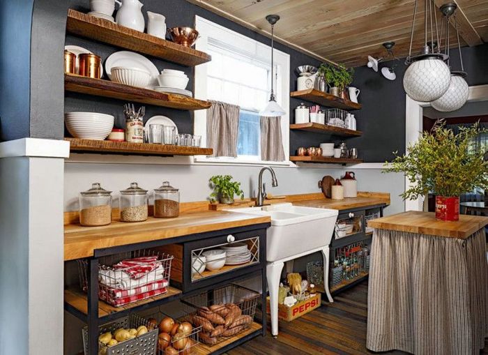 cuisine maison de campagne avec rangements bois et metal evier sur pieds étagères ouvertes de bois plafond bois