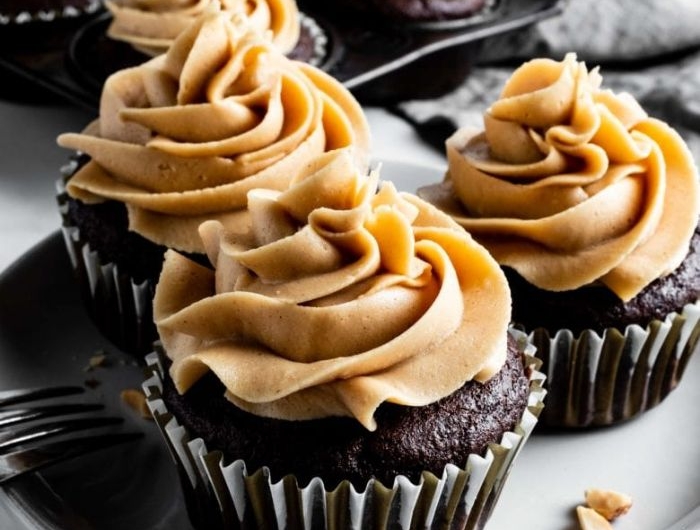 cupcakes maison au chocolat avec topping de crème au beurre de cacahuète exemple de dessert facile et gourmand