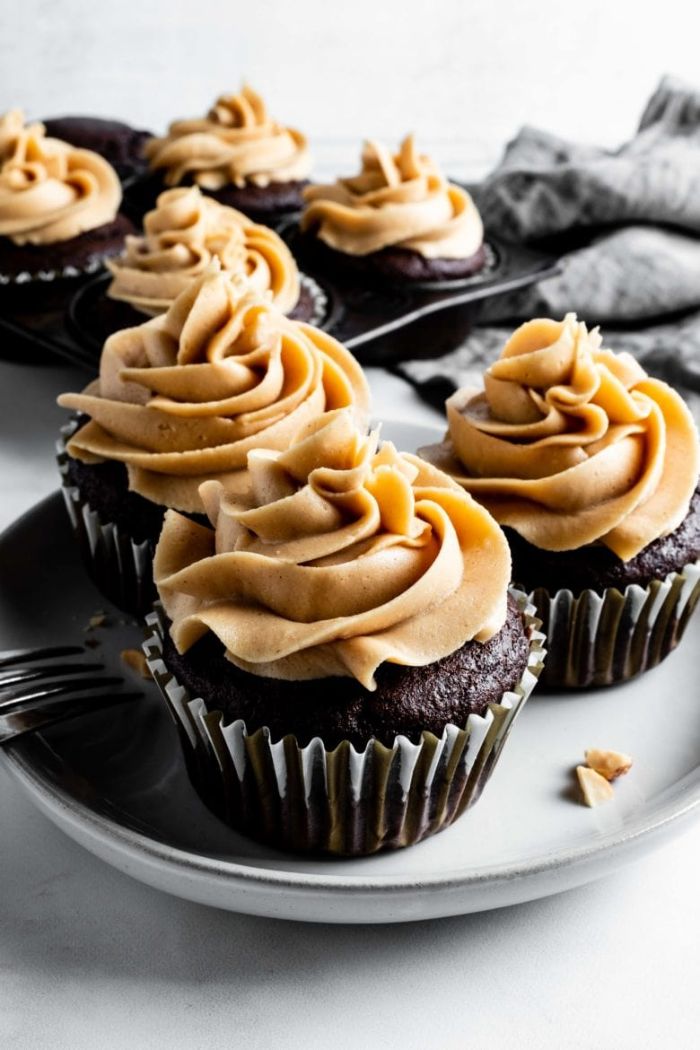 cupcakes maison au chocolat avec topping de crème au beurre de cacahuète exemple de dessert facile et gourmand
