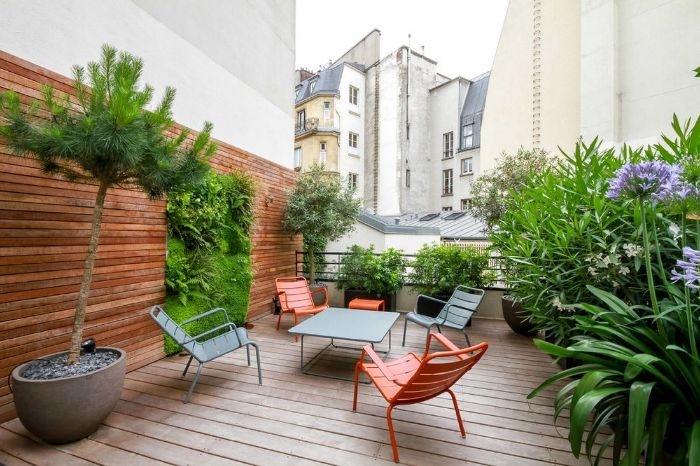 deco amenagement petite terrasse composite avec chases et table metal vegetation verte arbre en pot coin detente exterieur