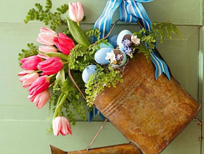 deco de paques a faire soi meme arrosooir vintage décoré de fleurs coquilles d oeufs ruban bricolage paques facile