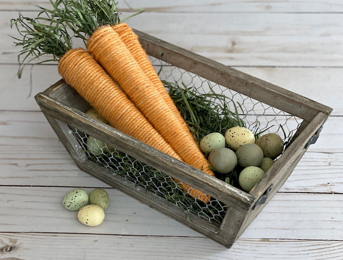 deco de paques a faire soi meme avec récup carottes décoratifs de papier dans un panier avec de l herbe.jpg