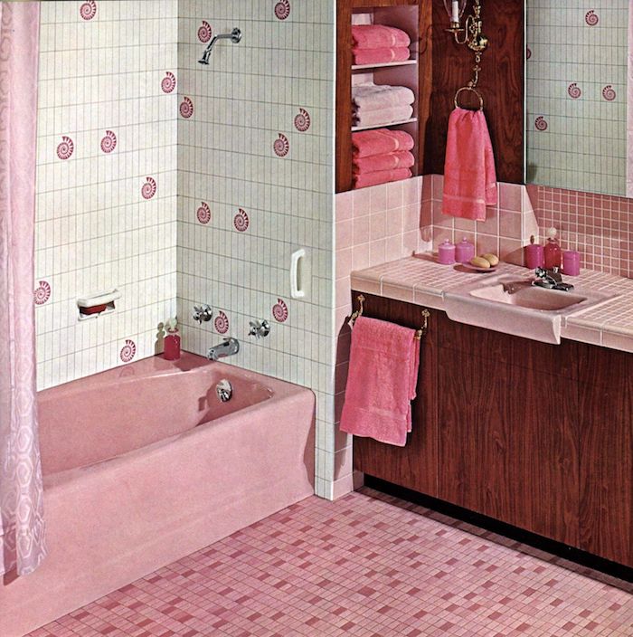 deco vieux rose dans la salle de bain qvec un baignoire carrelage blanc et rose et des serviettes rangés dans un placard