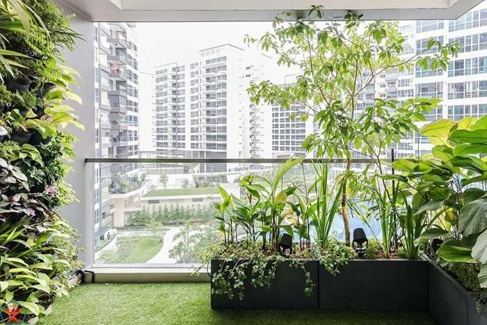 decoration extérieure aménagement balcon gason faux mur vegetal exterieur plantes vertes