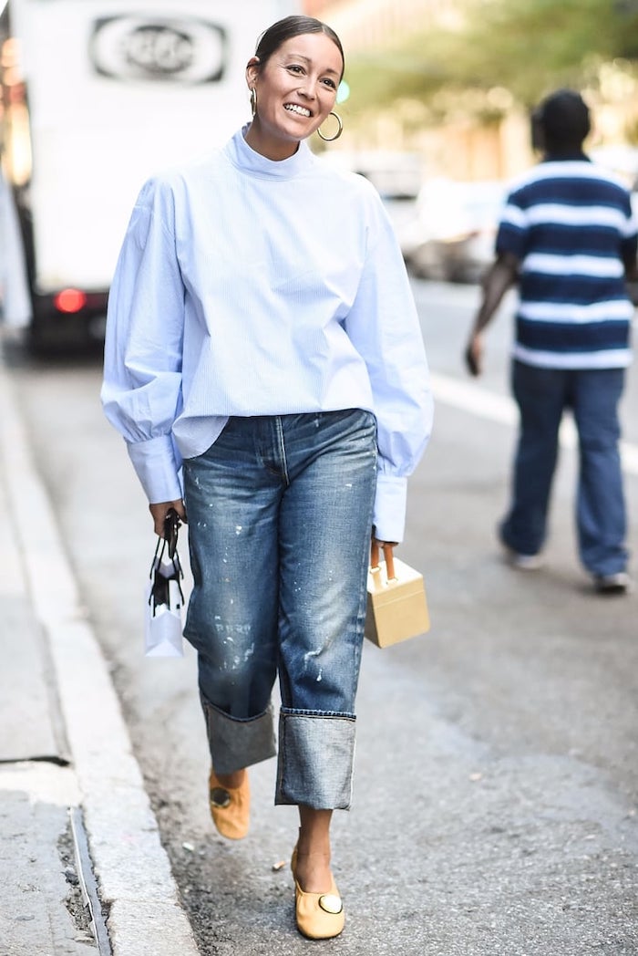 des jean enroule autour les cheveilles et une blouse ample vetement stylé